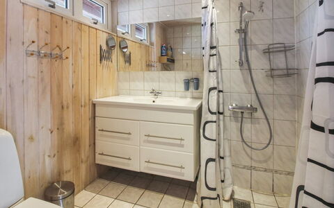 Edy - 25Km from the Sea: Flooring, Plumbing Fixture, Bathroom, Interior Design, Floor, Wood, Sink, Bathroom Sink, Tap, Plumbing