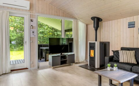 Jutta - 28Km from the Sea: Wood, Flooring, Interior Design, Ceiling, Floor, Room, Wood Flooring, Hardwood, Home Appliance, Living Room