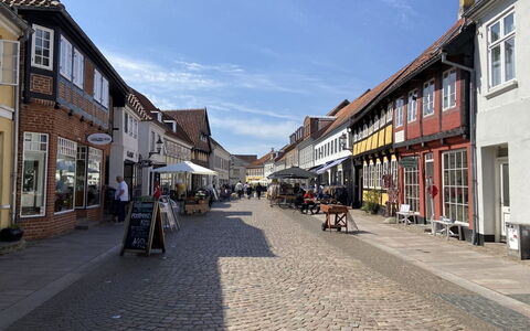 Øthi: Grass, Grassland, Landscape, Ecoregion, Plain, Plant Community, Land Lot, Outdoor Furniture, Prairie, Shrubland