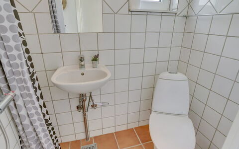 Øthi: Bathroom, Plumbing Fixture, Toilet Seat, Flooring, Floor, Toilet, Interior Design, Bathroom Sink, Plumbing, Sink