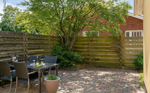 Øthi: Shrub, Garden, Backyard, Outdoor Furniture, Yard, Shade, Brick, Flowerpot, Landscaping, Wood Stain