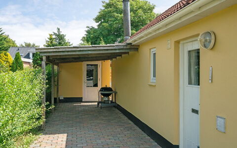 Øthi: Home, Residential Area, House, Shrub, Door, Cottage, Siding, Yard, Garden, Backyard