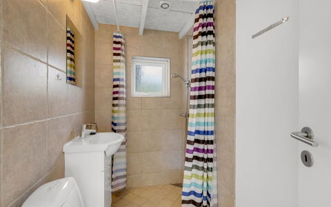 Heide - 750M to the Fjord: Flooring, Toilet Seat, Wall, Bathroom, Interior Design, Floor, Plumbing Fixture, Toilet, Ceiling, Room