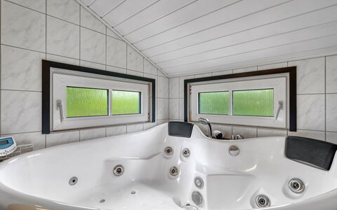 Martina - 560M to the Fjord: Plumbing Fixture, Bathtub, Interior Design, Bathroom, Flooring, Ceiling, Plumbing, Floor, Tap