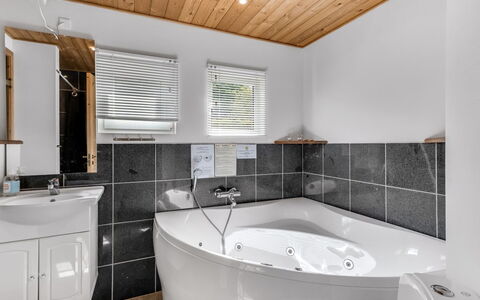 Gretje - 650M to the Fjord: Plumbing Fixture, Bathtub, Bathroom, Flooring, Interior Design, Floor, Ceiling, Tap, Sink, Plumbing