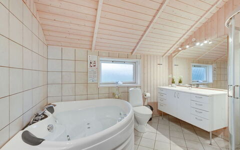 Clarina - 800M to the Fjord: Plumbing Fixture, Ceiling, Interior Design, Flooring, Floor, Plumbing, Home, Tap, Room, Bathroom