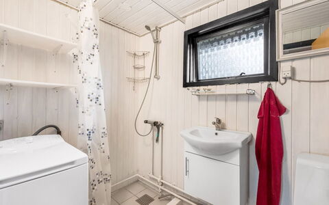 Hoghni - 850M to the Fjord: Plumbing Fixture, Flooring, Floor, Sink, Interior Design, Plumbing, Tap, Room, Ceiling, Bathroom