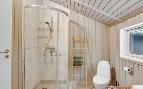 Sæby 670: Flooring, Wood, Plumbing Fixture, Floor, Interior Design, Bathroom, Toilet, Ceiling, Plumbing, Room