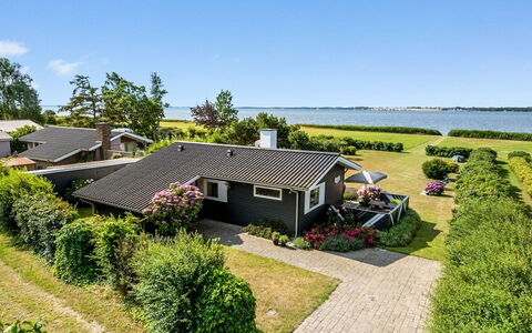 Eddy - 50M from the Sea: Roof, House, Land Lot, Home, Cottage, Estate, Garden Buildings, Shade, Log Cabin, Landscaping