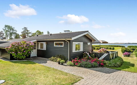 Eddy - 50M from the Sea: Roof, House, Land Lot, Home, Cottage, Estate, Garden Buildings, Shade, Log Cabin, Landscaping