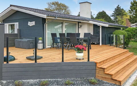 Eddy - 50M from the Sea: Roof, House, Land Lot, Home, Cottage, Estate, Garden Buildings, Shade, Log Cabin, Landscaping