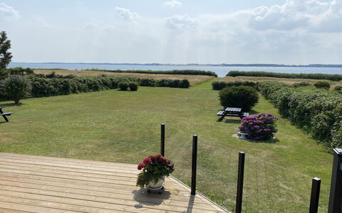 Eddy - 50M from the Sea: Roof, House, Land Lot, Home, Cottage, Estate, Garden Buildings, Shade, Log Cabin, Landscaping