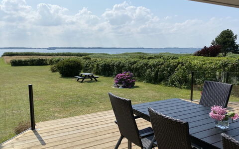 Eddy - 50M from the Sea: Roof, House, Land Lot, Home, Cottage, Estate, Garden Buildings, Shade, Log Cabin, Landscaping