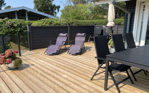 Eddy - 50M from the Sea: Roof, House, Land Lot, Home, Cottage, Estate, Garden Buildings, Shade, Log Cabin, Landscaping