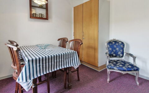 Herman - 22Km from the Sea: Building, House, Window, Home, Roof, Residential Area, Shrub, Cottage, Land Lot
