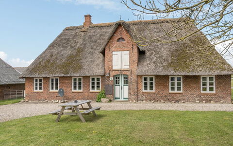 Inda - 10Km from the Sea: Grass, House, Roof, Home, Cottage, Shrub, Land Lot, Rural Area, Farmhouse, Groundcover