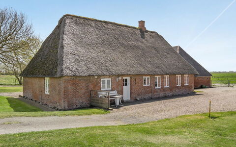 Inda - 10Km from the Sea: Grass, House, Roof, Home, Cottage, Shrub, Land Lot, Rural Area, Farmhouse, Groundcover