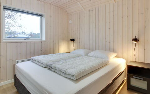 Gertrude - 1.1Km to the Fjord: Wood, Bedroom, Interior Design, Ceiling, Flooring, Bed, Floor, Room, Bedding, Bed Sheet