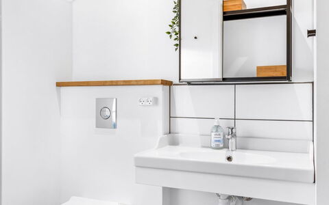 Eckhart - 30Km from the Sea: Wall, Plumbing Fixture, Interior Design, Bathroom Sink, Bathroom, Sink, Flooring, Tap, Plumbing, Mirror