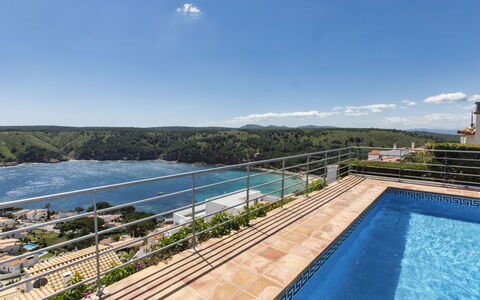 Garbinell i: Water, Sky, Plant, Cloud, Building, Property, Swimming Pool, Window, Azure, Body Of Water
