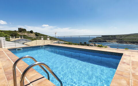 Garbinell i: Water, Sky, Plant, Cloud, Building, Property, Swimming Pool, Window, Azure, Body Of Water