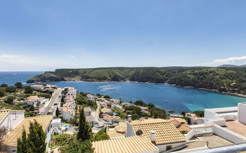 Garbinell i: Water, Sky, Plant, Cloud, Building, Property, Swimming Pool, Window, Azure, Body Of Water