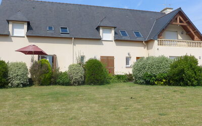 Maison de L'Anse du Guesclin 920.1: Water, Sky, Plant, Cloud, Building, Property, Swimming Pool, Window, Azure, Body Of Water