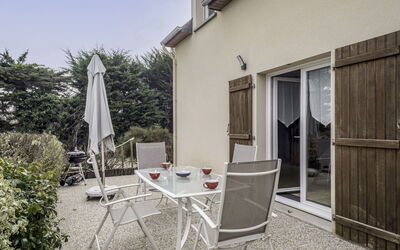 Maison de L'Anse du Guesclin 2 920.2: Water, Sky, Plant, Cloud, Building, Property, Swimming Pool, Window, Azure, Body Of Water