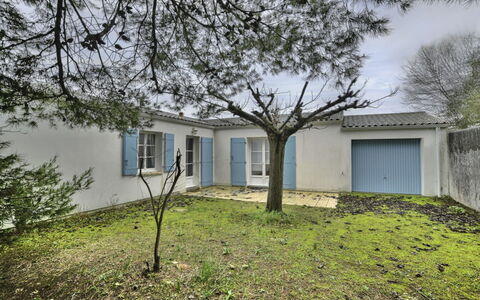 Les Deux Mûriers: Water, Sky, Plant, Cloud, Building, Property, Swimming Pool, Window, Azure, Body Of Water