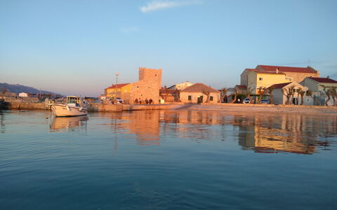 Opera: Water, Sky, Plant, Cloud, Building, Property, Swimming Pool, Window, Azure, Body Of Water