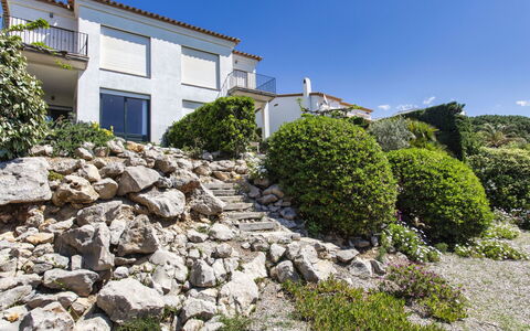 Port del Rei i: Plant, Sky, Property, Plant Community, Building, Azure, House, Slope, Window, Vegetation