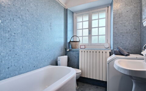 Ker Vignan: Bathtub, Property, Plumbing Fixture, Window, Sink, Blue, Bathroom, Interior Design