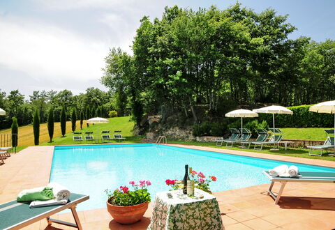 Casale Chieteno: Water, Plant, Sky, Tree, Azure, Swimming Pool, Cloud, Outdoor Furniture, Flower, Leisure