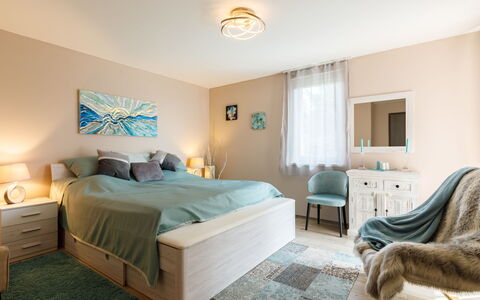 Zen: Furniture, Property, Comfort, Lamp, Wood, Interior Design, Lighting, Building, Floor, Bed