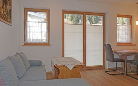 Wenns 113: Furniture, Property, Building, Window, Comfort, Wood, Shade, Interior Design, Living Room