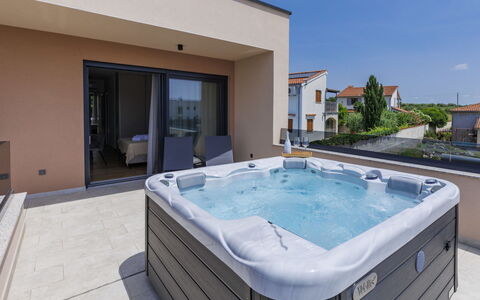 Prudensia: Property, Building, Window, Water, Swimming Pool, Architecture, Plant, Rectangle, Sky, Leisure