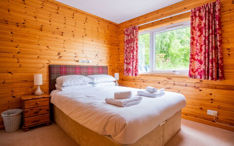 Drumnadrochit 120: Property, Furniture, Building, Window, Comfort, Wood, Textile, Interior Design, Shade
