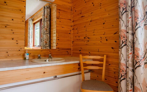 Drumnadrochit 121: Tap, Window, Plumbing Fixture, Building, Sink, Wood, Interior Design, Mirror, Flooring, Bathroom