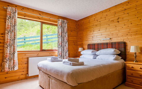Drumnadrochit 121: Furniture, Building, Property, Comfort, Wood, Textile, Interior Design, Bed Frame, Shade, Bed