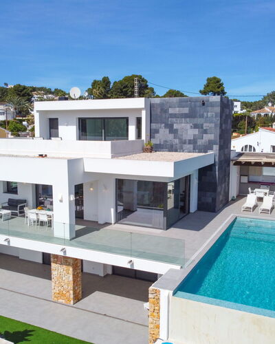 La Haya: Water, Plant, Property, Building, Swimming Pool, Sky, Azure, Green, Nature, Tree