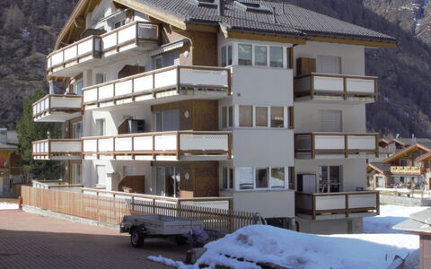 Davinci: Building, Window, House, Neighbourhood, Wood, Urban Design, Tree, Snow, Residential Area, Real Estate