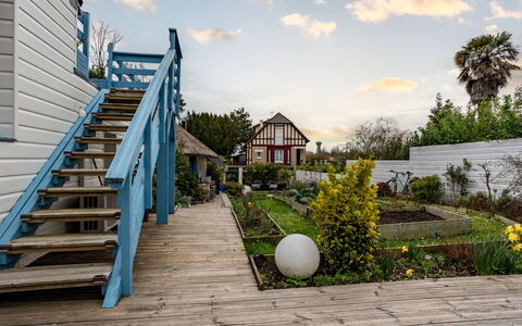 La Villa Bleue: Plant, Water, Sky, Building, Blue, Wood, Shade, Condominium, Leisure, Real Estate