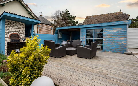 La Villa Bleue: Plant, Water, Sky, Building, Blue, Wood, Shade, Condominium, Leisure, Real Estate