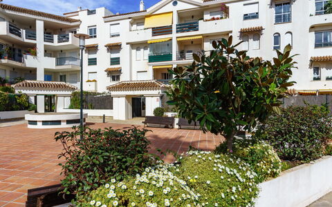 Lorcrisur Mountain View: Water, Sky, Property, Plant, Azure, Swimming Pool, Tree, Leisure, Shade, Building