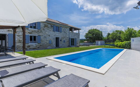 Villa Mirta: Cloud, Sky, Property, Daytime, Plant, Building, Azure, Swimming Pool, Shade, Architecture