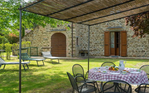 Casale Il Giglio: Water, Sky, Property, Plant, Azure, Swimming Pool, Tree, Leisure, Shade, Building