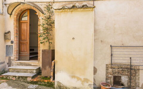 Casa Campau: Building, Wood, Door, Neighbourhood, Brick, Rural Area, Facade, Plant, Road Surface, Tints And Shades