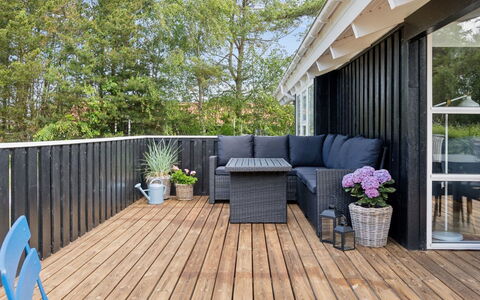 Alvy - 200M from the Sea: Wood, Home, Porch, Deck, Hardwood, Roof, Wood Stain, Wood Flooring, Eco Hotel