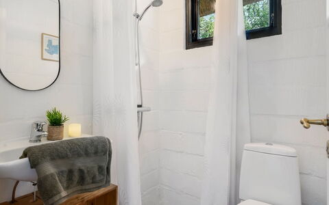Olaf - 1.4Km from the Sea: Toilet Seat, Interior Design, Flooring, Toilet, Floor, Bathroom, Plumbing Fixture, Room, Plumbing, Ceiling