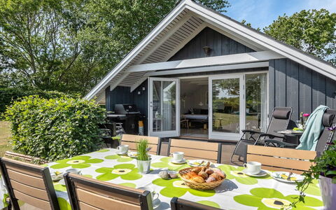 Herbert - 1Km from the Sea: Architecture, Roof, Home, Composite Material, Daylighting, Siding, Driveway